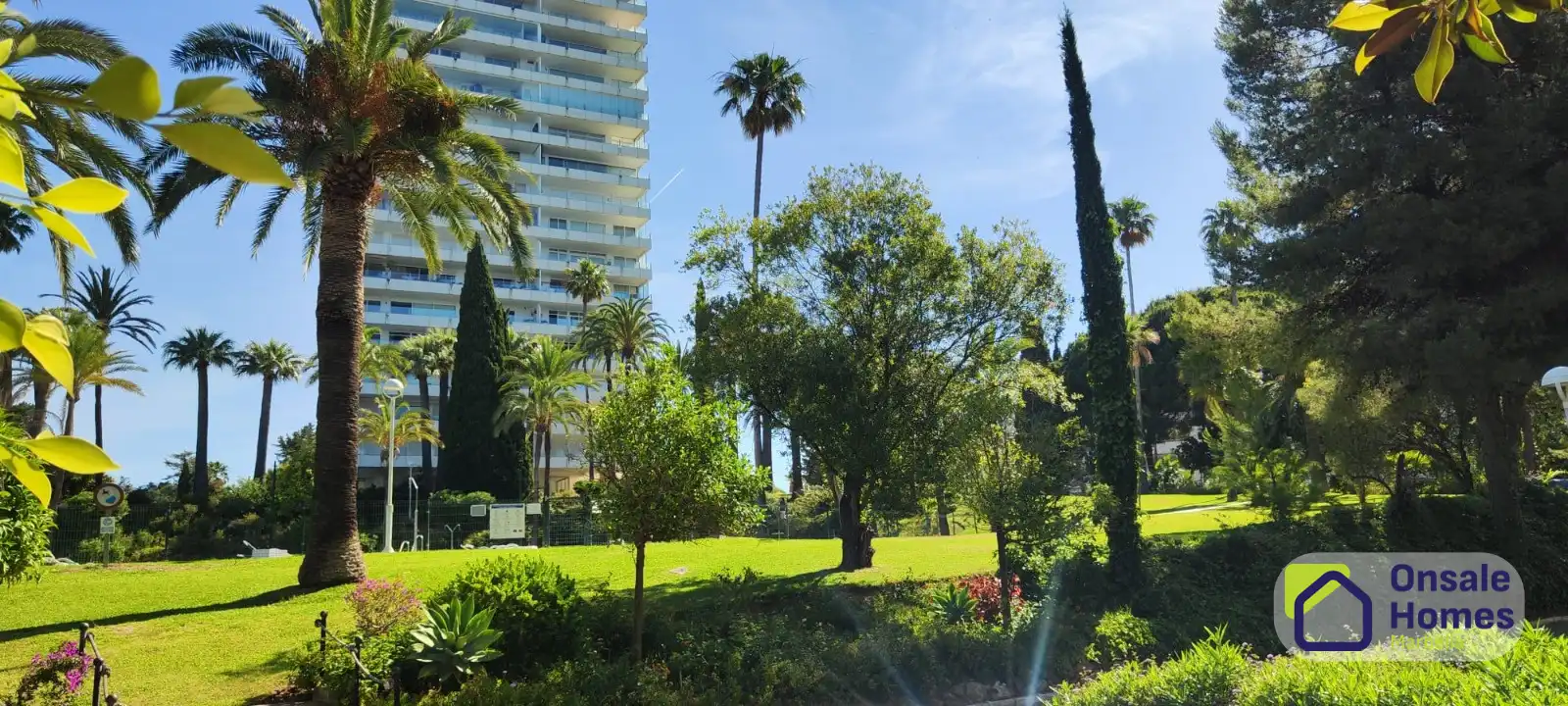Vista exterior de Apartamento en venta en Marbella con Terraza, Trastero y Piscina comunitaria