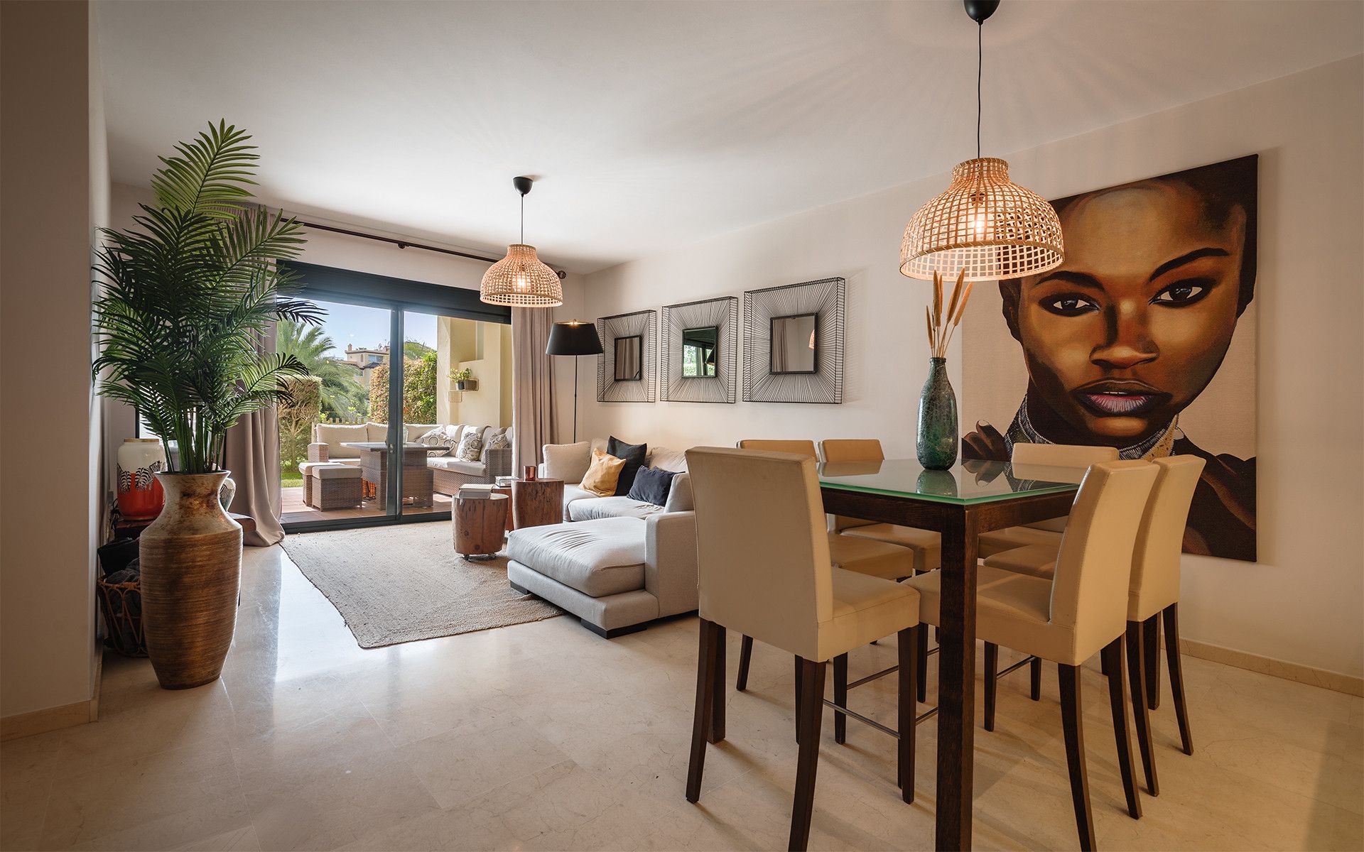 Sala de estar de Planta baja de alquiler en Marbella con Aire acondicionado, Jardín privado y Terraza