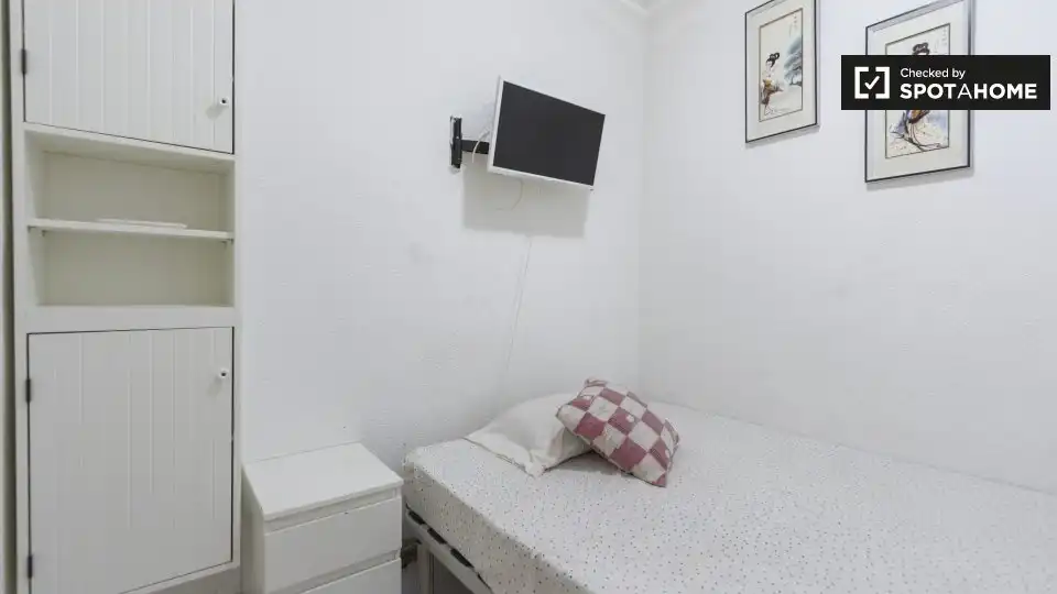 Bedroom of Flat for share in Madrid  with Air Conditioner, Heating and Terrace