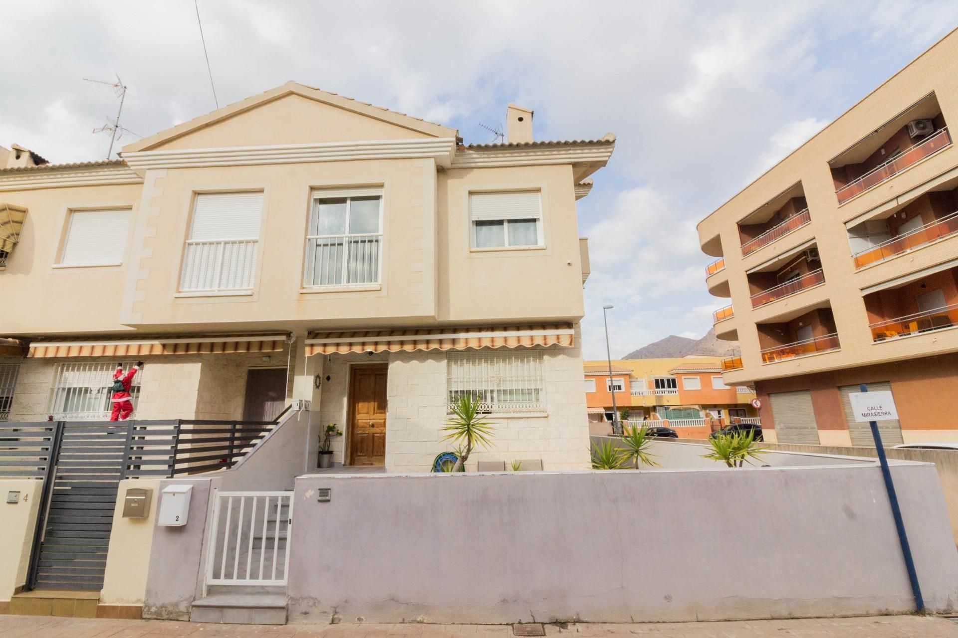 Vista exterior de Casa adosada en venda en Redován amb Jardí privat, Terrassa i Balcó