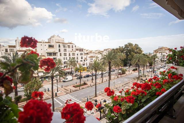 Piso en Alquiler en Av José Banús en Puerto Banús