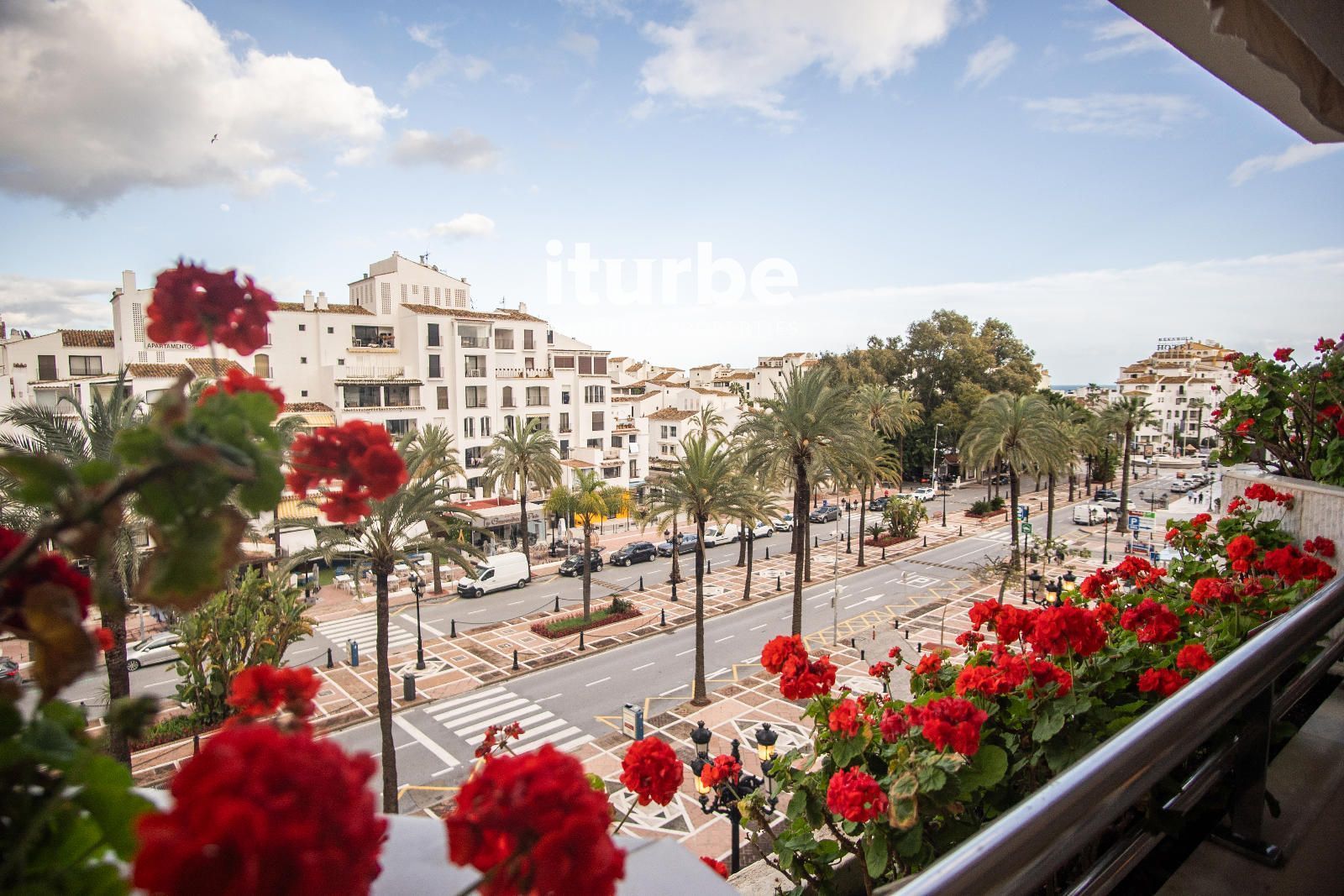 Vista exterior de Pis de lloguer en Marbella amb Aire condicionat, Terrassa i Piscina