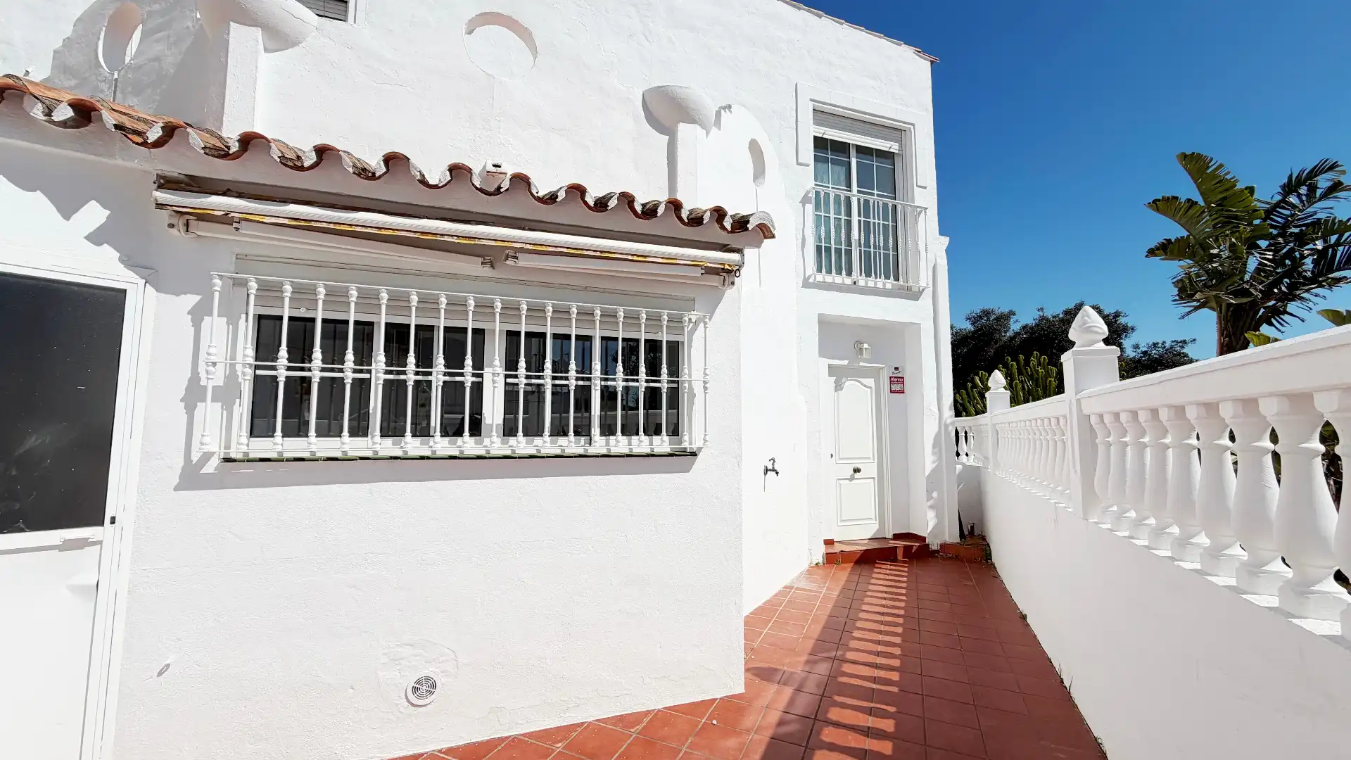 Vista exterior de Casa adosada en venda en Marbella amb Aire condicionat, Terrassa i Balcó