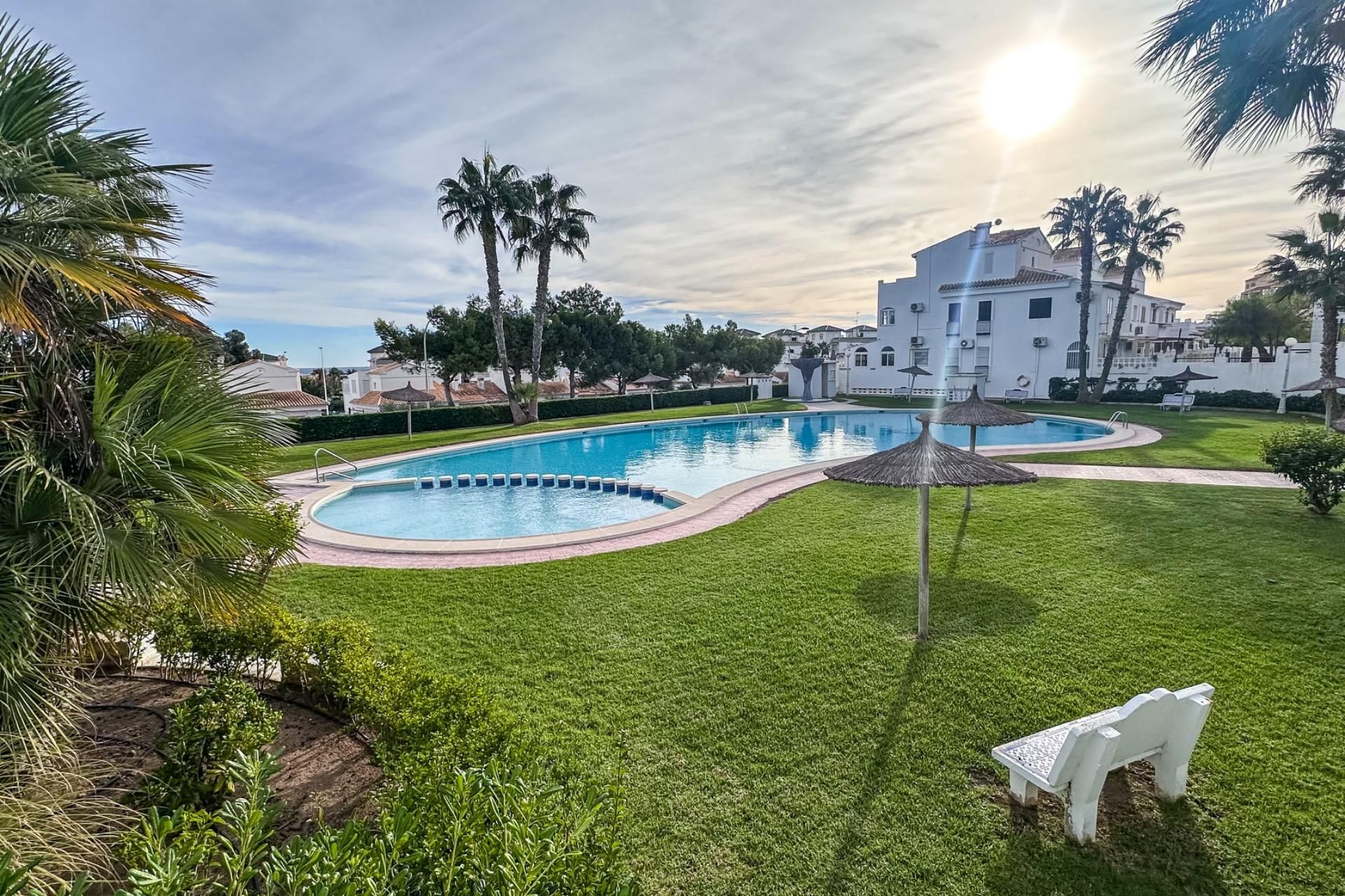 Piscina de Casa adosada en venta en Torrevieja con Jardín privado, Terraza y Balcón
