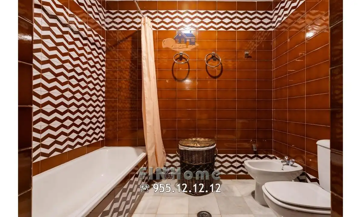 Baño de Ático de alquiler en Sevilla con Aire acondicionado, Calefacción y Jardín privado