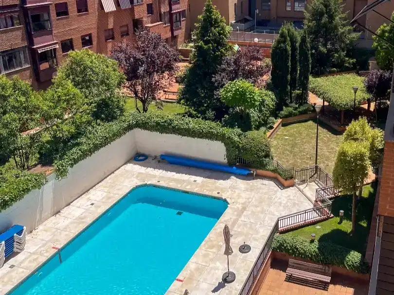 Schwimmbecken von Wohnung zum Verkauf in  Madrid Capital mit Klimaanlage und Schwimmbad