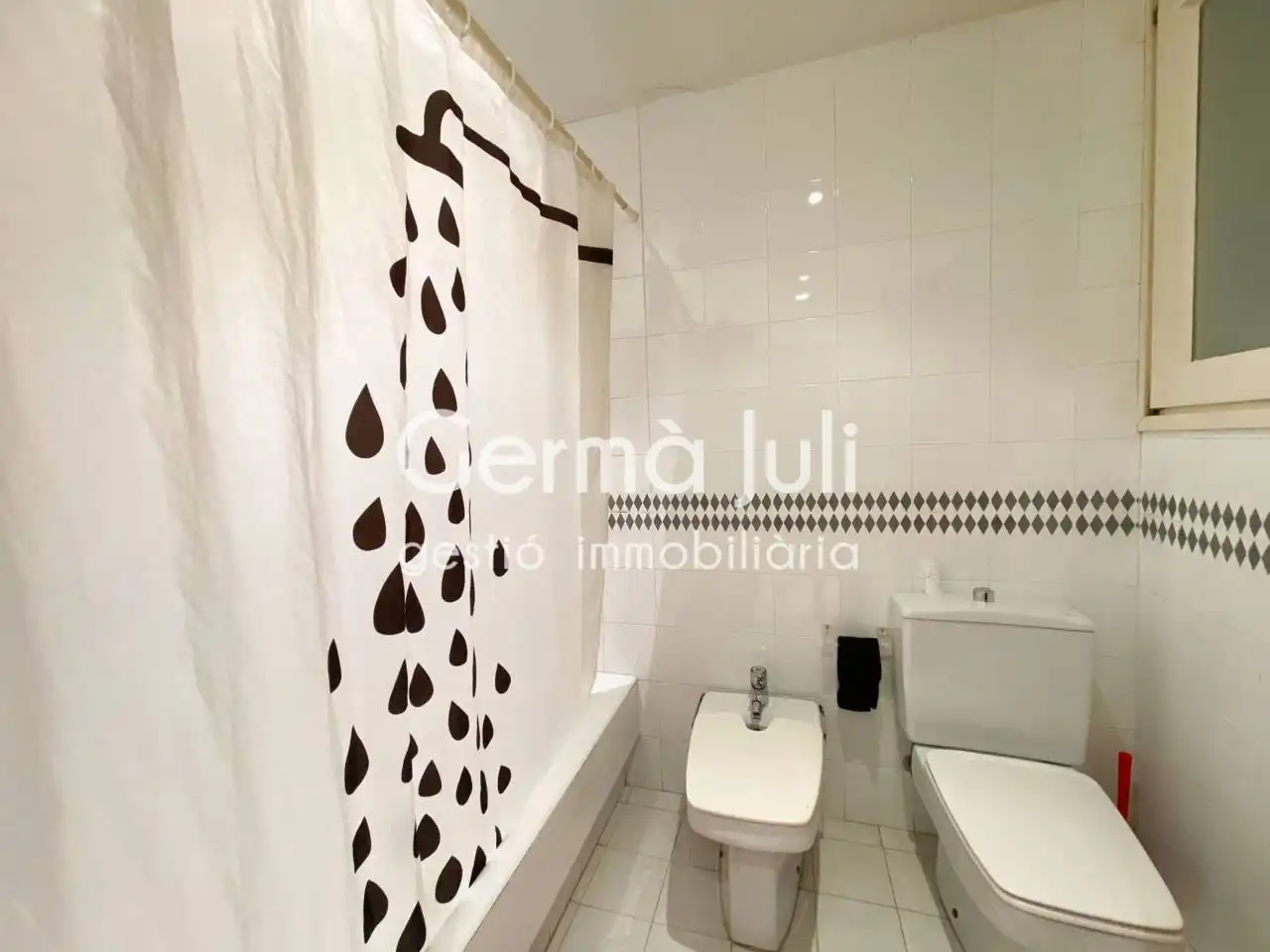 Baño de Casa adosada en venta en Badalona con Aire acondicionado, Calefacción y Jardín privado
