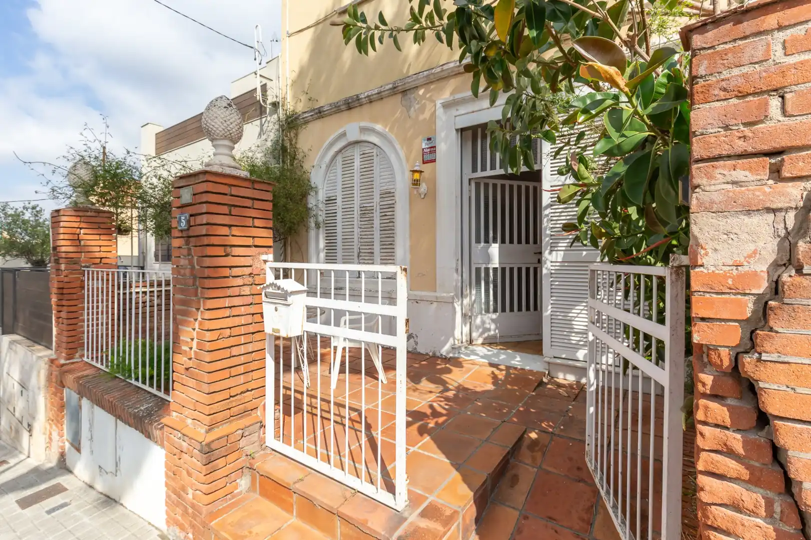 Vista exterior de Casa adosada en venta en Esplugues de Llobregat con Calefacción, Terraza y Alarma