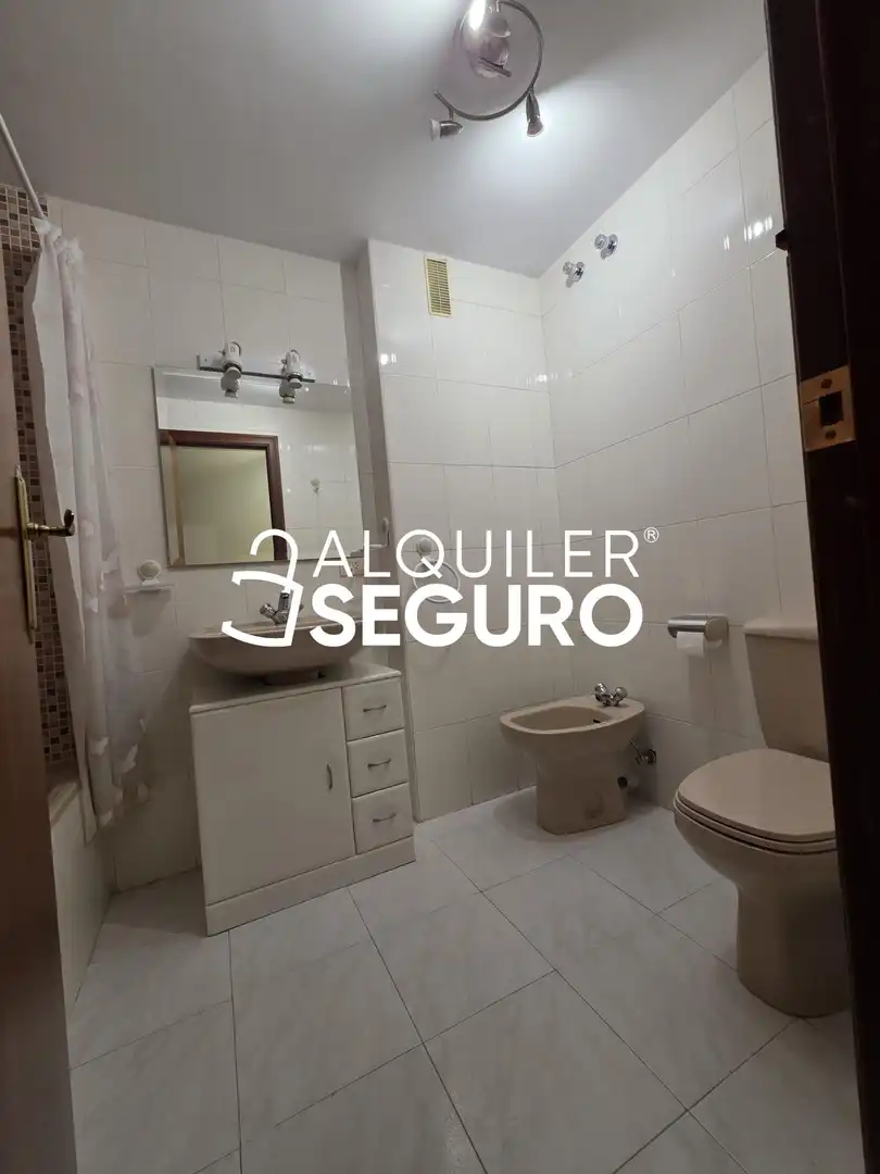 Bany de Pis de lloguer en Burgos amb Calefacció, Terrassa i Moblat