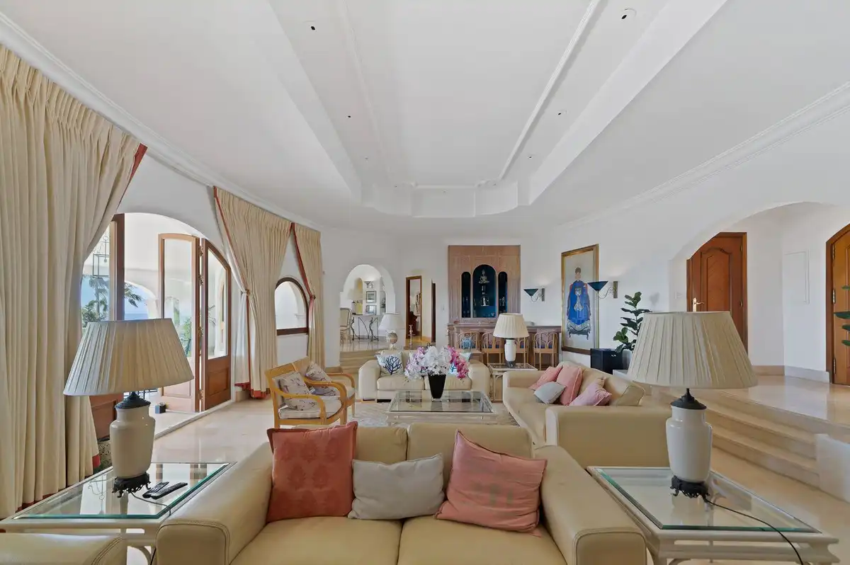 Sala de estar de Casa o chalet en venta en Marbella con Aire acondicionado, Calefacción y Jardín privado
