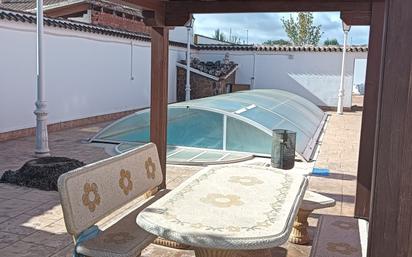 Swimming pool of House or chalet for sale in Villafranca de los Caballeros  with Air Conditioner, Private garden and Swimming Pool