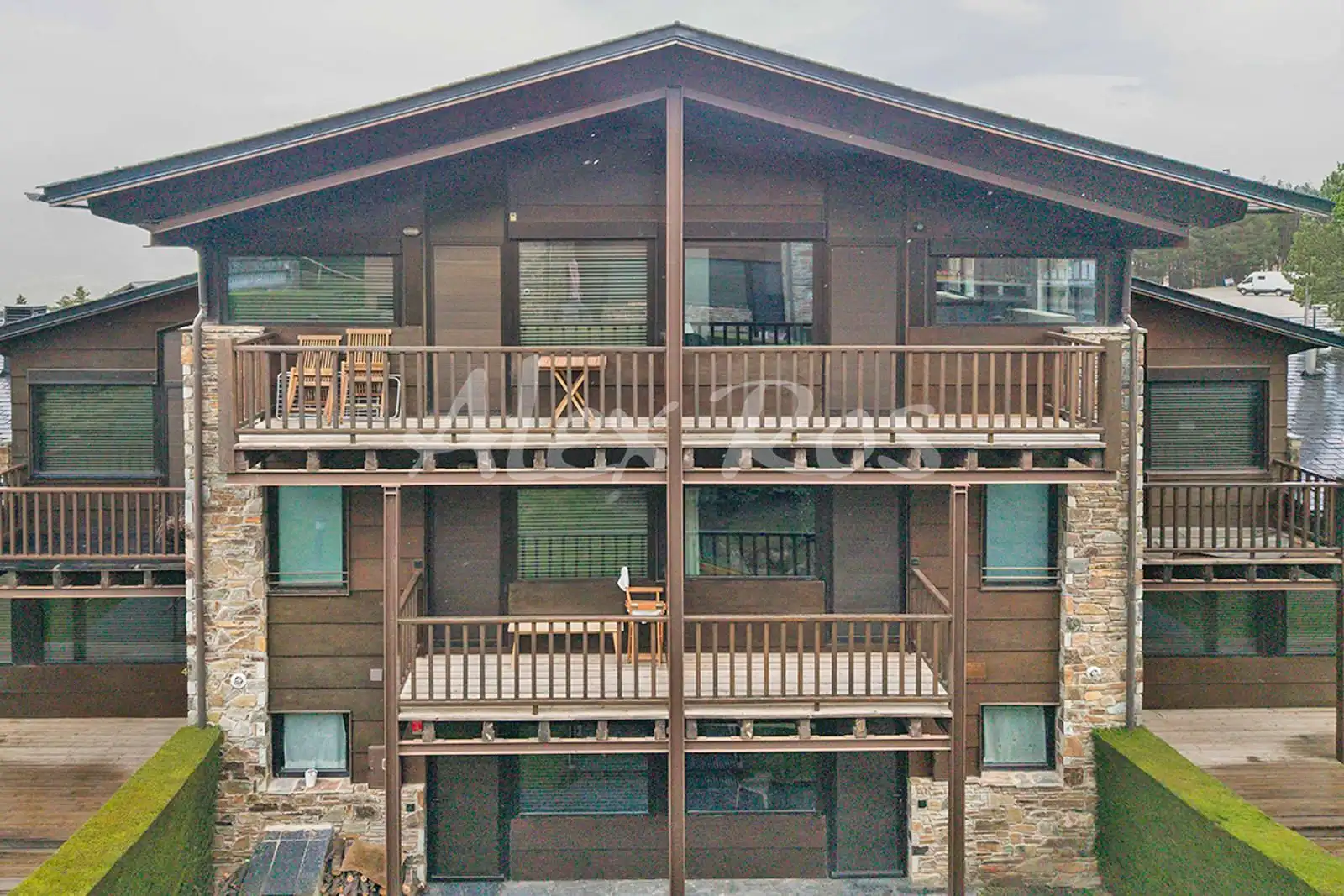 Vista exterior de Casa o xalet en venda en Alp amb Calefacció, Terrassa i Traster
