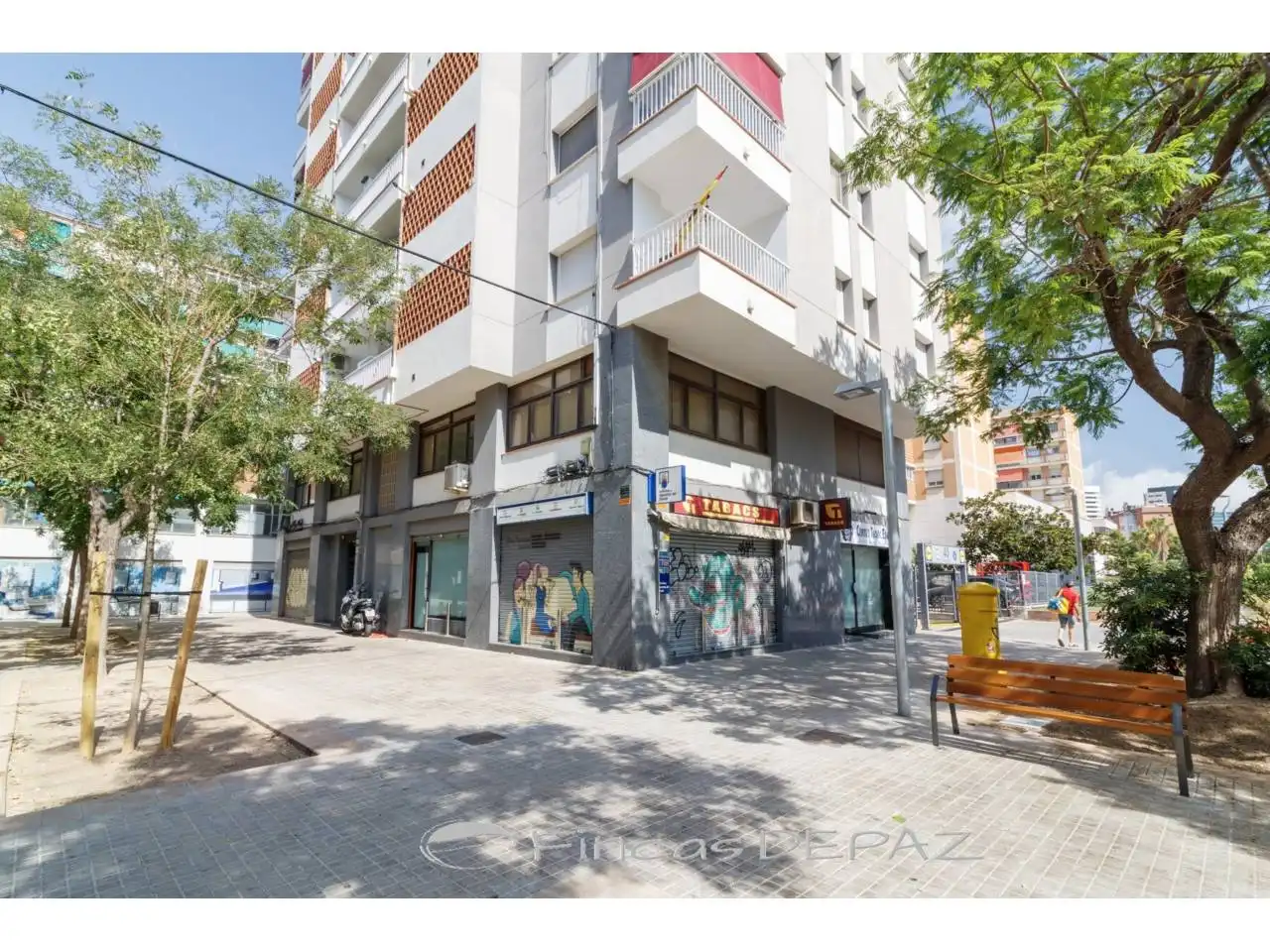 Vista exterior de Oficina en venda en L'Hospitalet de Llobregat amb Calefacció