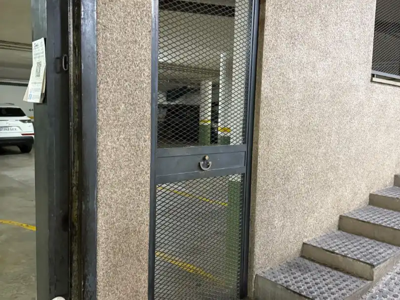 Vista exterior de Garatge de lloguer en Sabadell amb Alarma