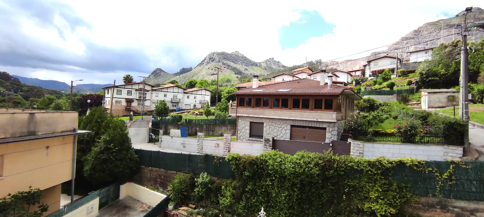 Vista exterior de Casa adosada en venda en Castro-Urdiales amb Calefacció, Jardí privat i Terrassa