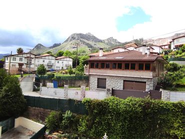 Casa aparellada amb jardí en venda a Barrio de Santullán