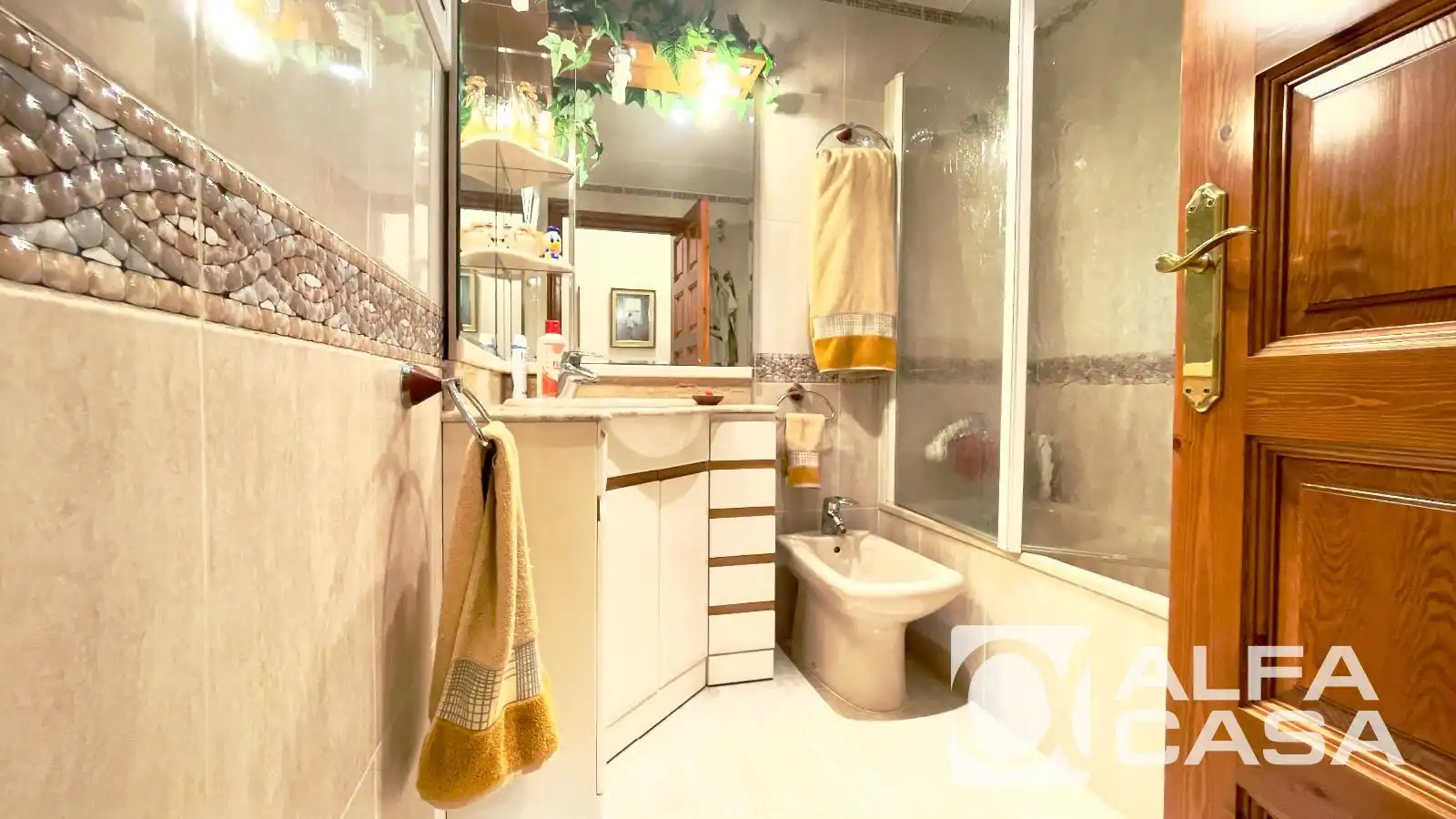 Bathroom of Houses for sale in Canyelles