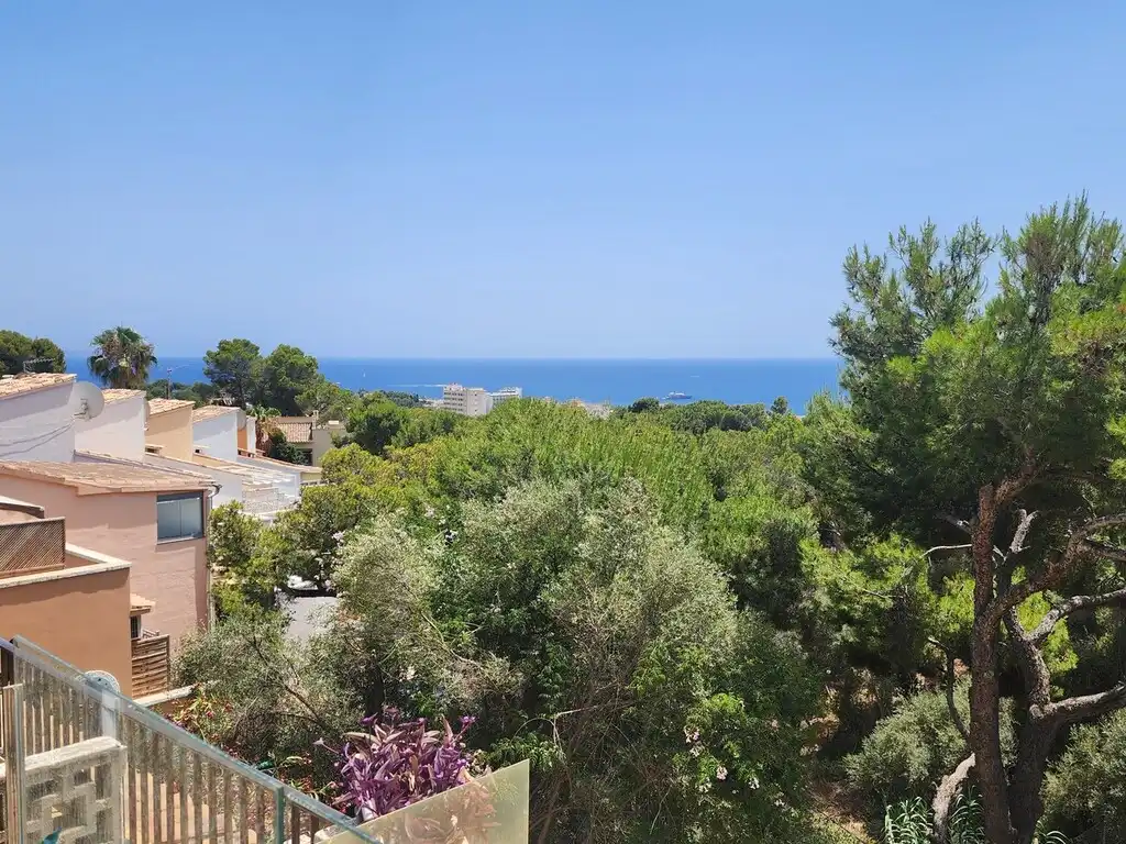 Vista exterior de Casa adosada en venda en Calvià amb Aire condicionat i Piscina