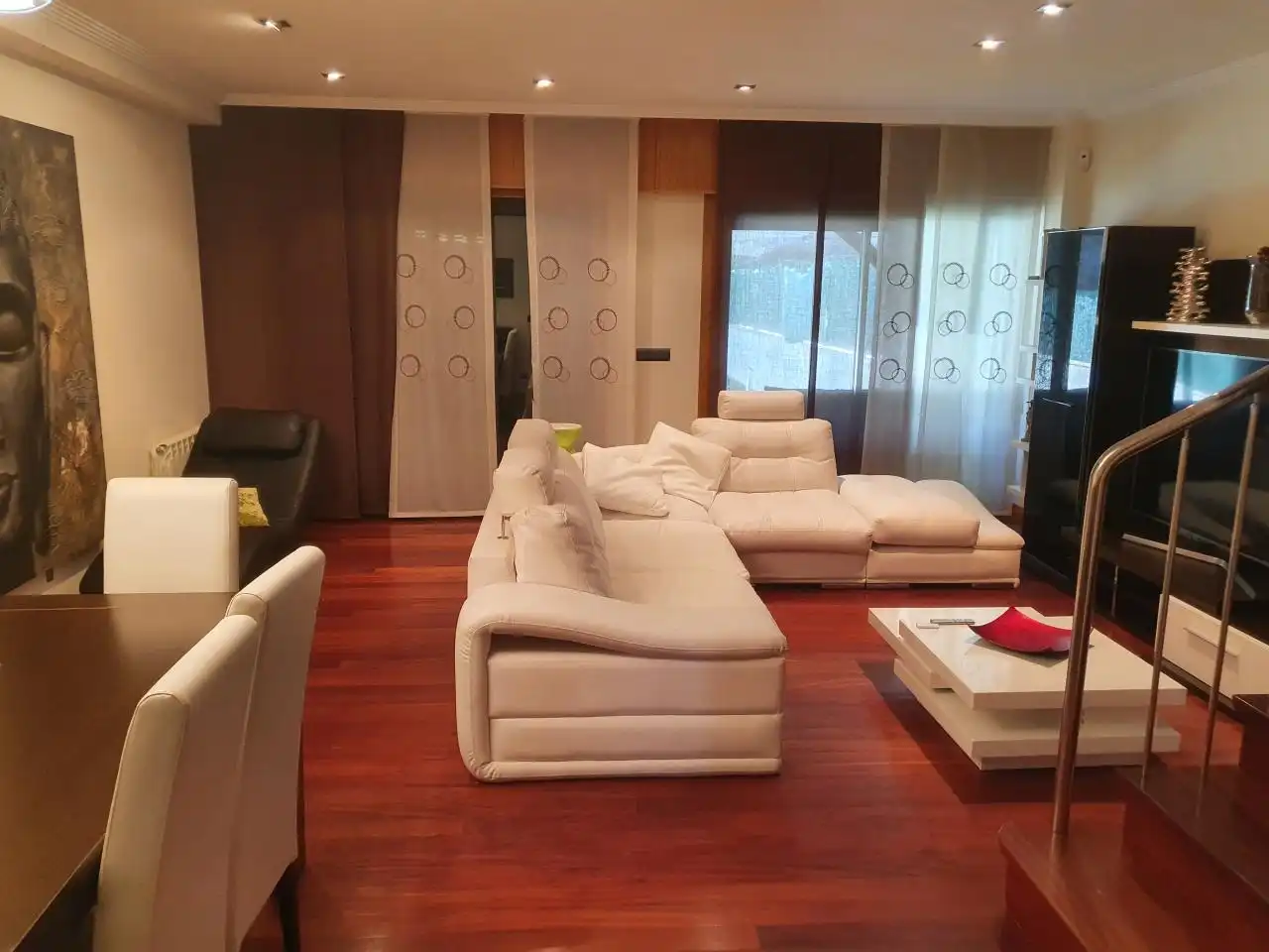 Sala d'estar de Casa adosada en venda en Vigo  amb Calefacció, Jardí privat i Moblat