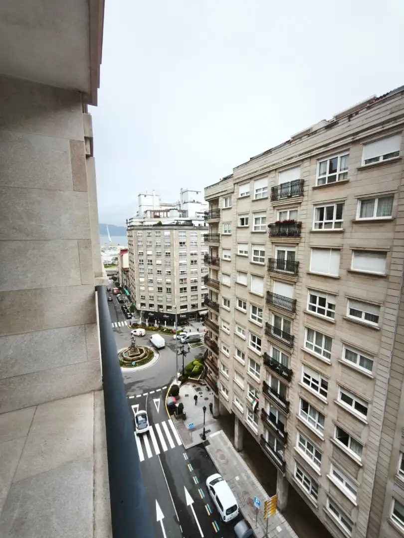 Vista exterior de Piso de alquiler en Vigo  con Calefacción, Parquet y Horno