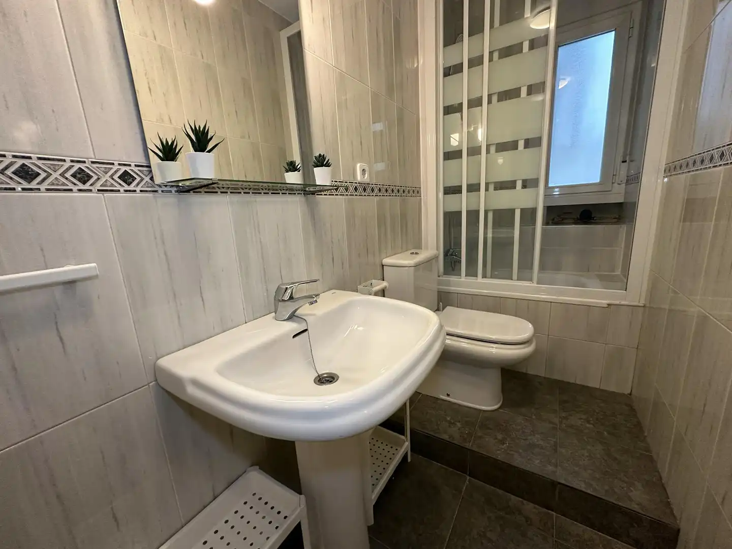 Bathroom of Flat for share in Madrid  with Heating and Furnished