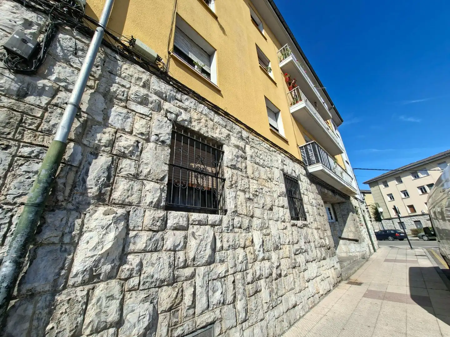 Vista exterior de Planta baja en venta en Oviedo 