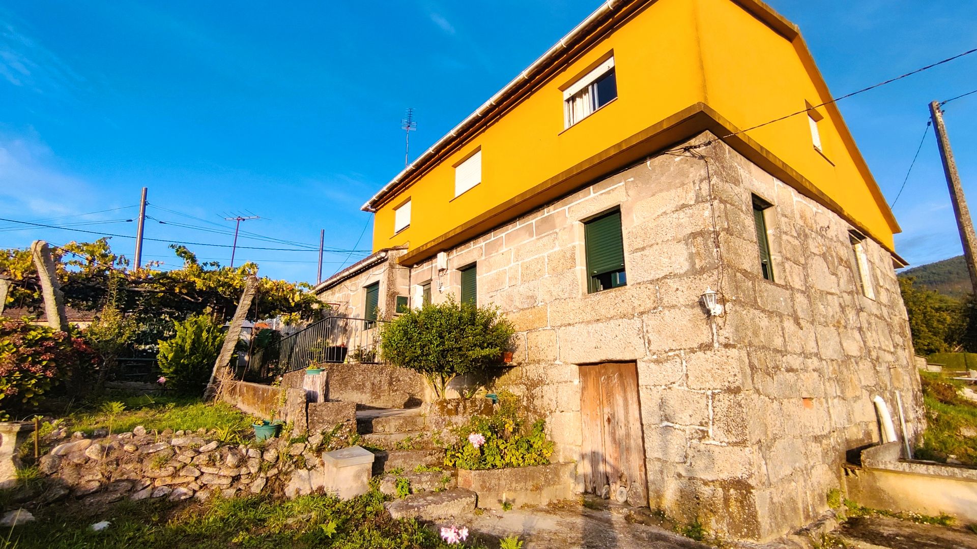 Vista exterior de Casa adosada en venda en Gondomar amb Calefacció, Jardí privat i Parquet