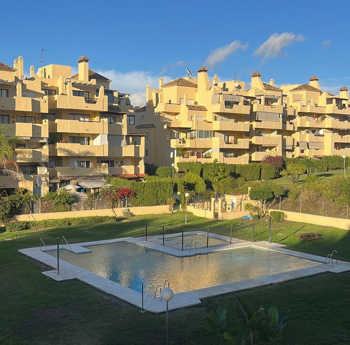 Vista exterior de Apartament de lloguer en Estepona amb Jardí privat i Piscina comunitària