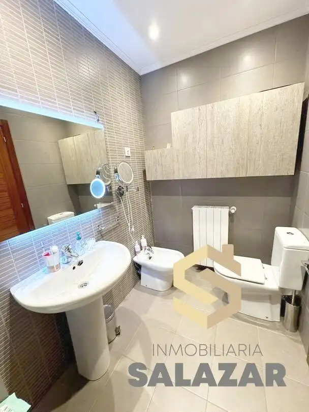 Bathroom of Flat for sale in Bilbao   with Air Conditioner, Heating and Storage room