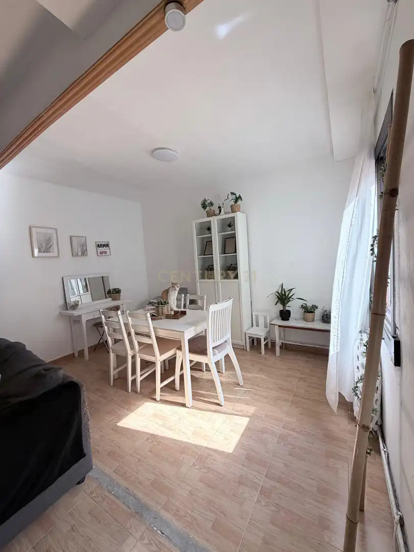 Menjador de Apartament en venda en L'Hospitalet de Llobregat amb Forn, Rentadora i Microones