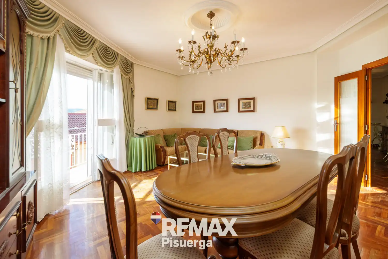 Menjador de Casa o xalet en venda en Venta de Baños amb Jardí privat, Terrassa i Traster
