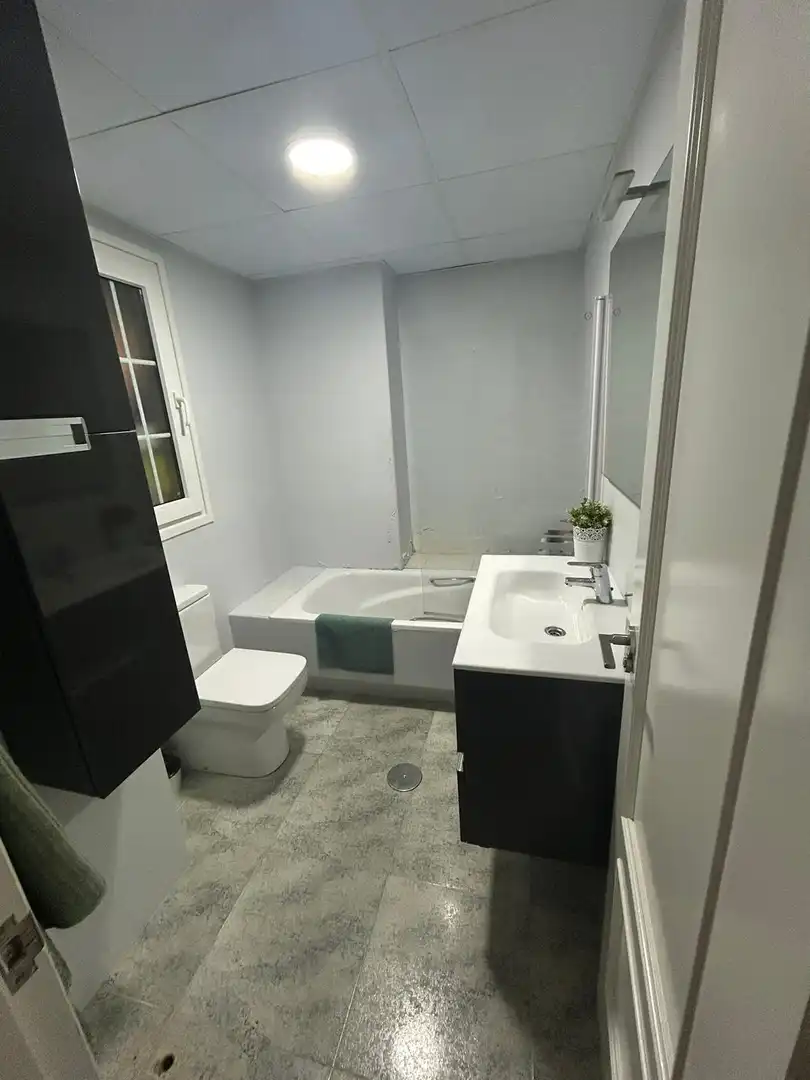 Baño de Piso en venta en Almería con Aire acondicionado, Jardín privado y Piscina comunitaria
