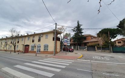 Vista exterior de Pis en venda en Navas del Rey amb Aire condicionat, Calefacció i Terrassa