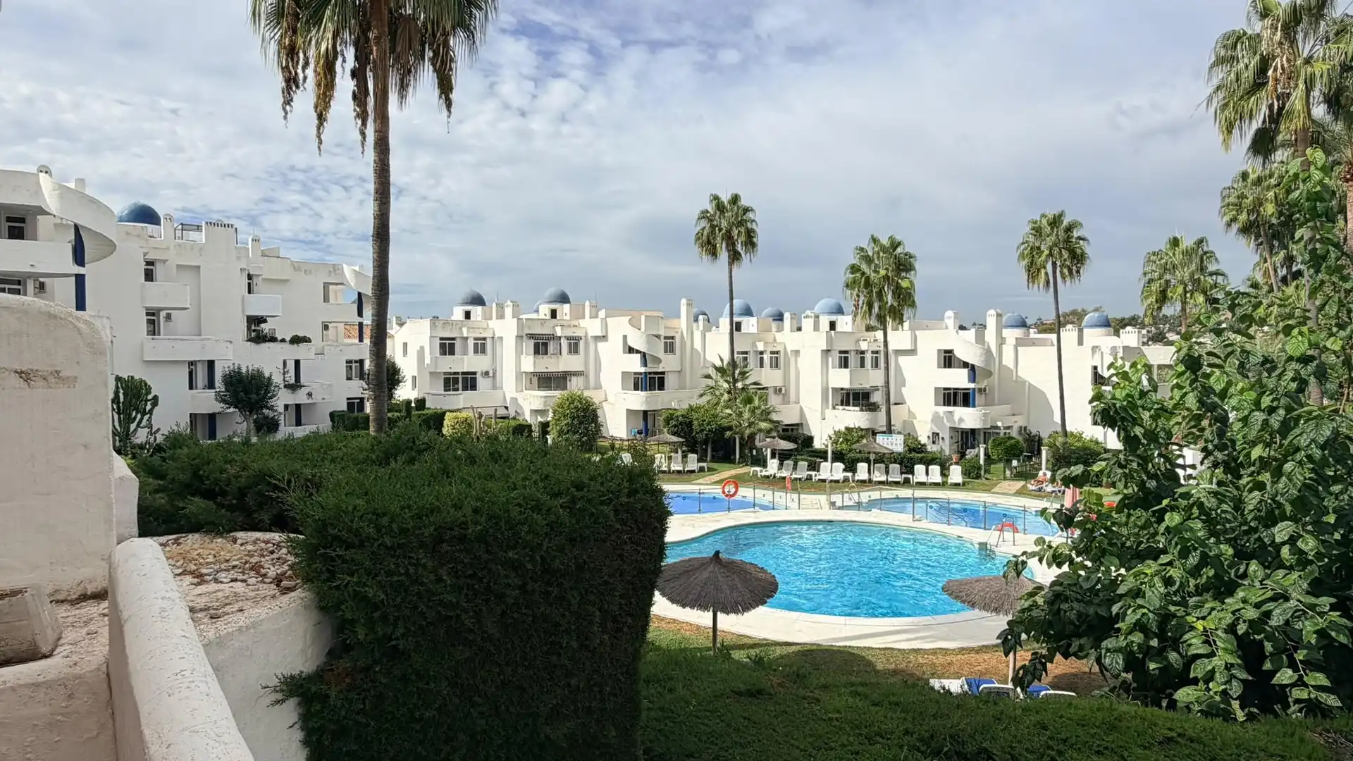 Apartamento con piscina en venta en Calahonda