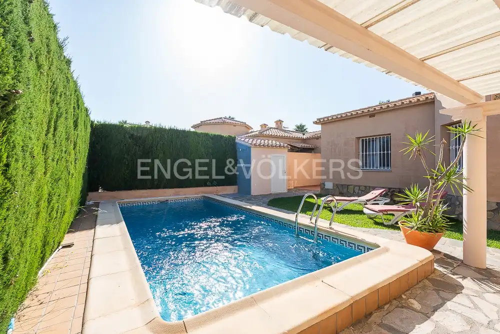 Swimming pool of Houses for sale in Oliva  with Air Conditioner, Heating and Private garden