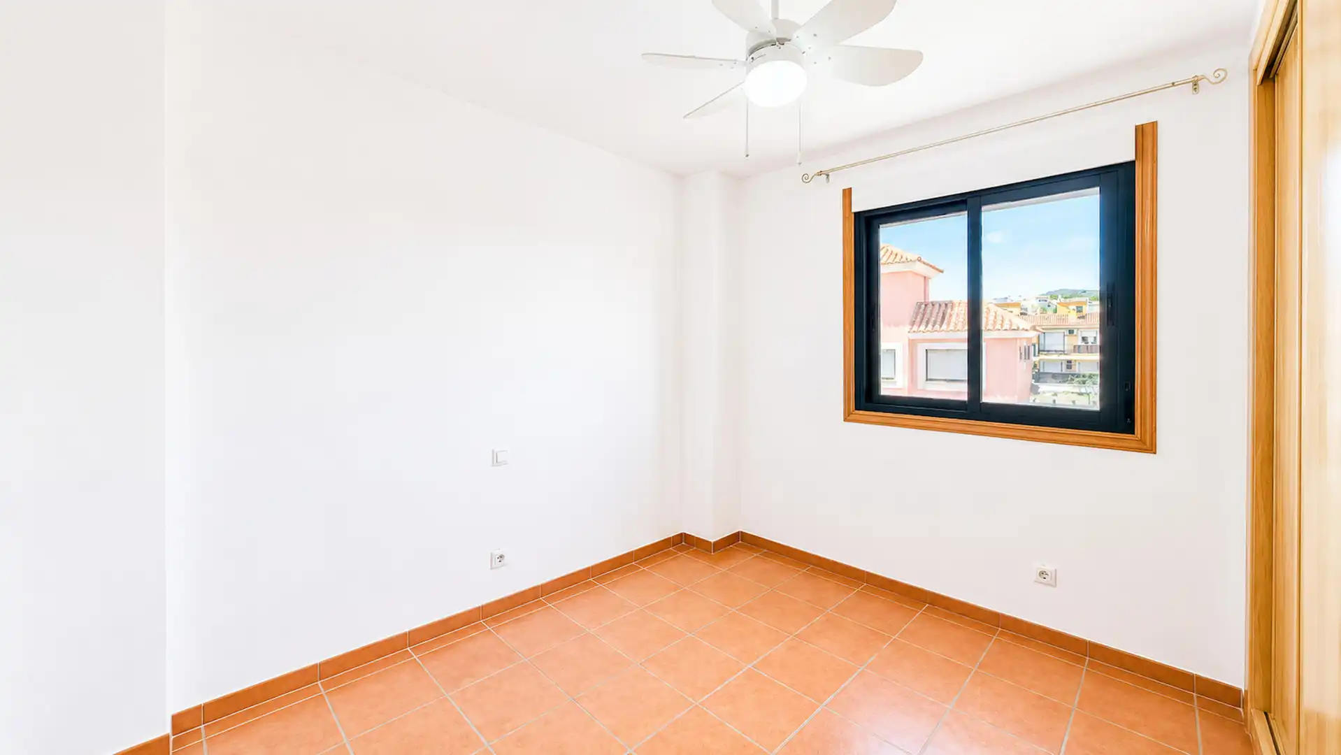 Habitación de Casa o chalet en venta en Manilva con Jardín privado, Piscina y Piscina comunitaria
