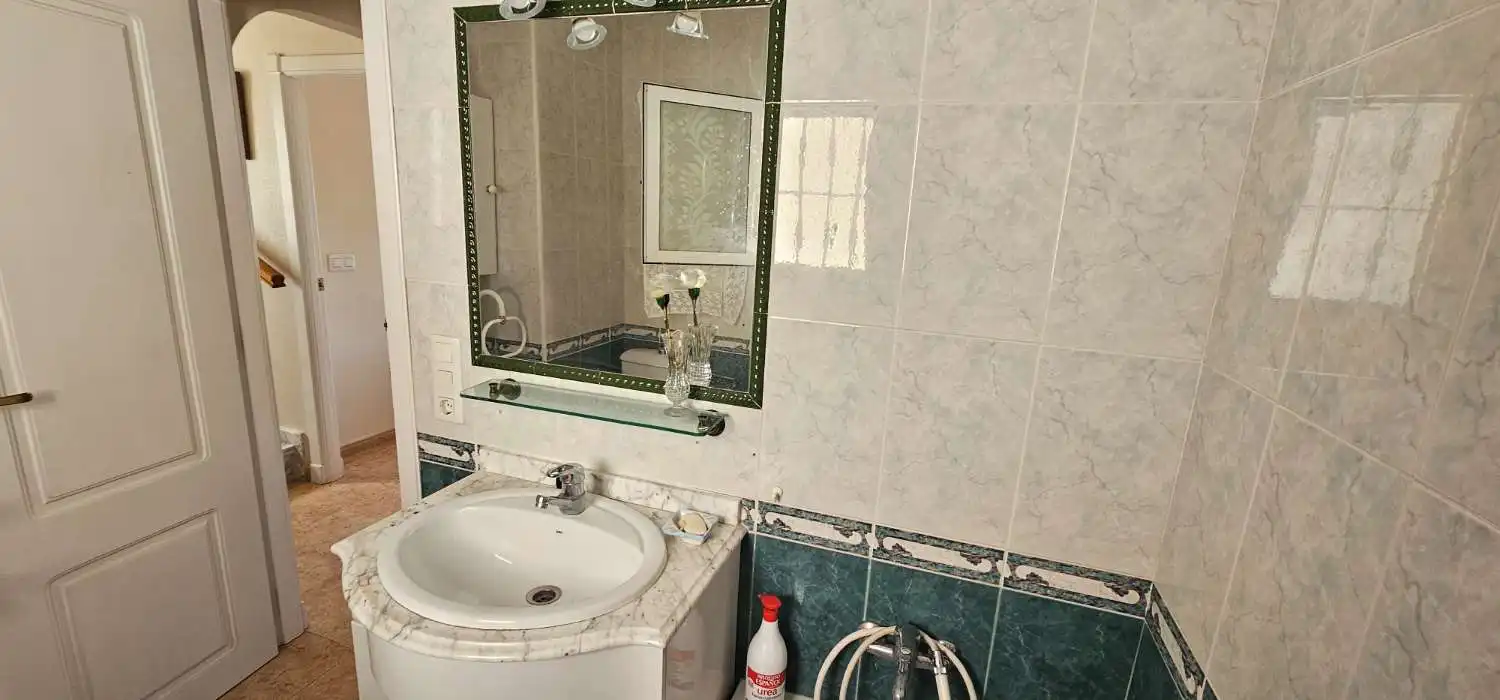 Badezimmer von Einfamilien-Reihenhaus zum Verkauf in Torrevieja mit Terrasse, Möbliert und Alarm