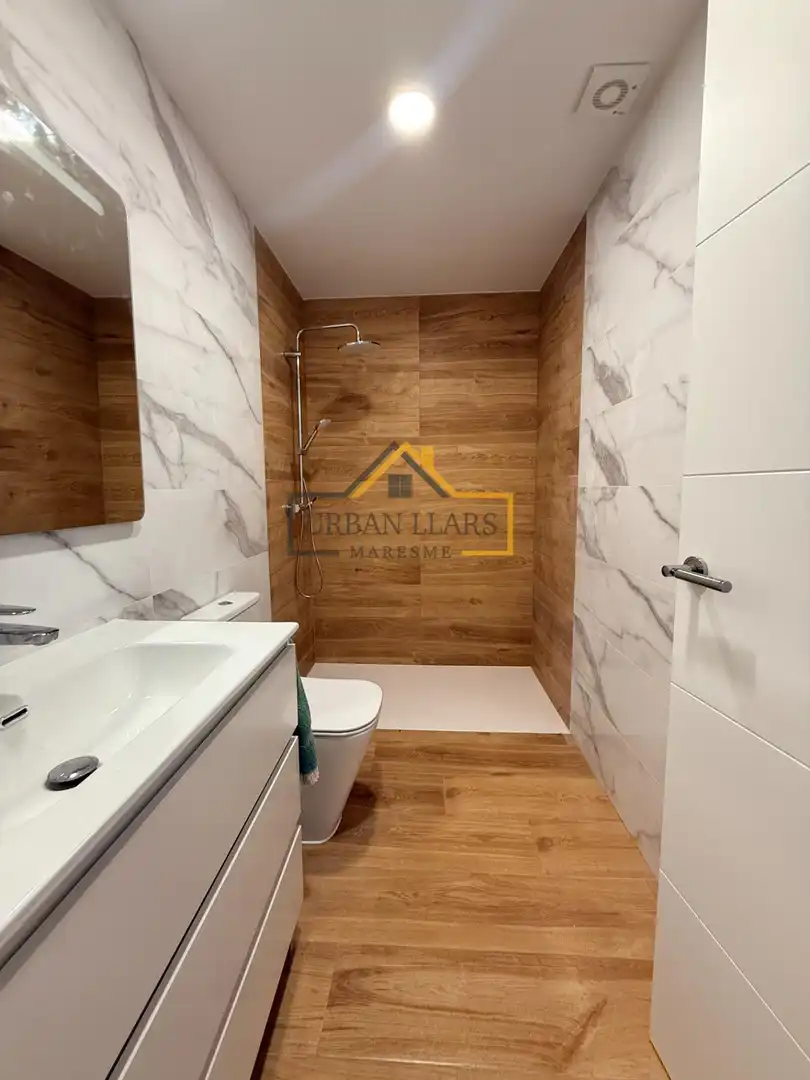 Badezimmer von Haus oder Chalet zum Verkauf in Mataró mit Heizung, Parkett und Terrasse