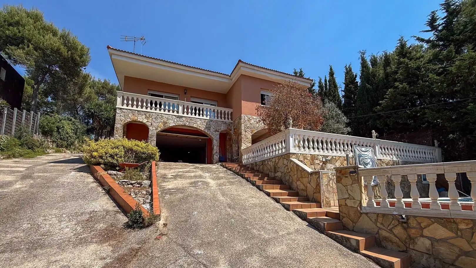Vista exterior de Casa o chalet en venta en Vallirana con Calefacción, Jardín privado y Terraza