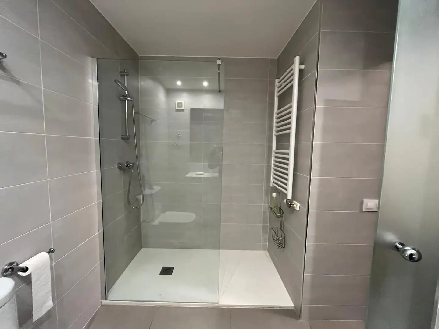 Badezimmer von Wohnung zum Verkauf in Barcelona mit Klimaanlage, Heizung und Parkett