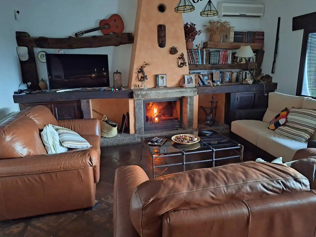 Sala d'estar de Casa o xalet en venda en Hornachuelos amb Jardí privat, Terrassa i Piscina