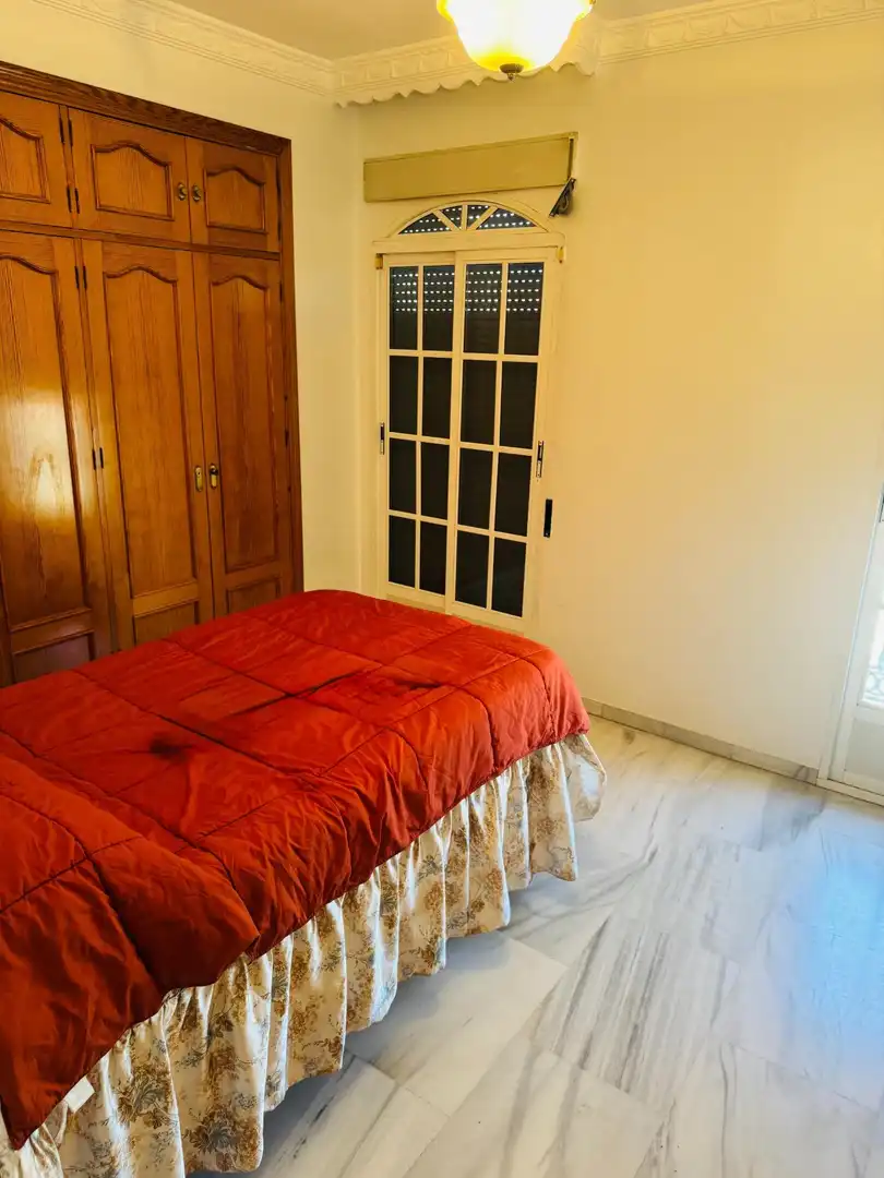 Dormitori de Casa adosada en venda en La Rinconada amb Aire condicionat, Jardí privat i Terrassa