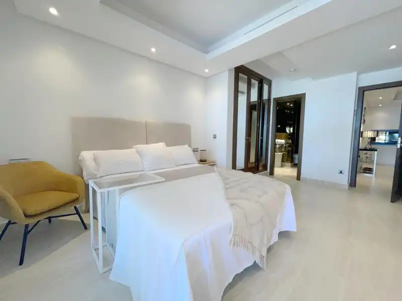 Habitación de Piso de alquiler en Estepona con Jardín privado, Terraza y Amueblado