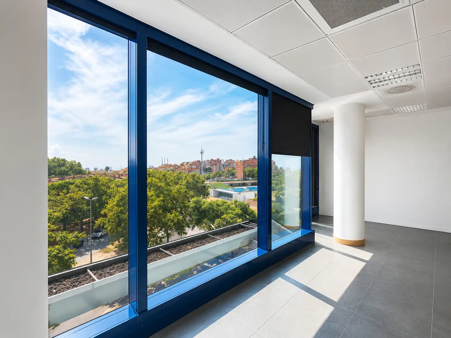 Vista exterior de Oficina en venda en Badalona amb Aire condicionat i Calefacció