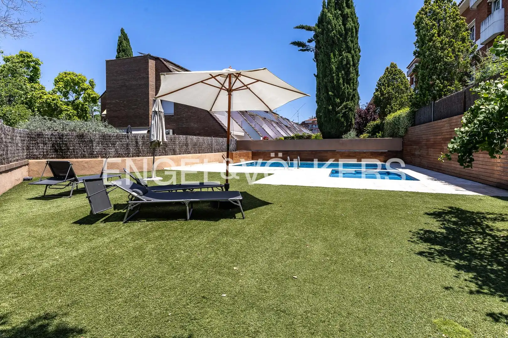 Piscina de Casa o xalet en venda en Sant Cugat del Vallès amb Aire condicionat, Calefacció i Jardí privat