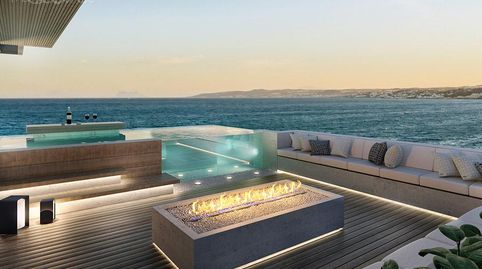 Ático de lujo en primera línea de playa con piscina privada en Estepona