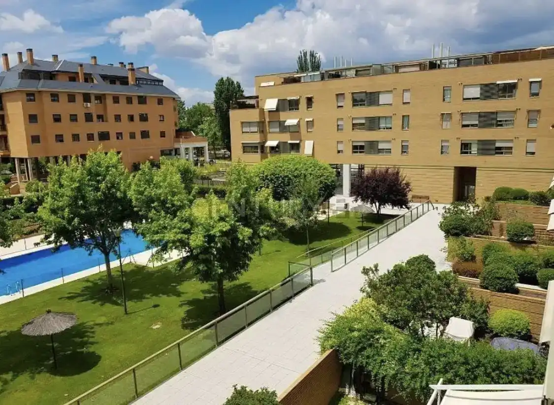 Vista exterior de Àtic en venda en Las Rozas de Madrid amb Aire condicionat, Jardí privat i Parquet
