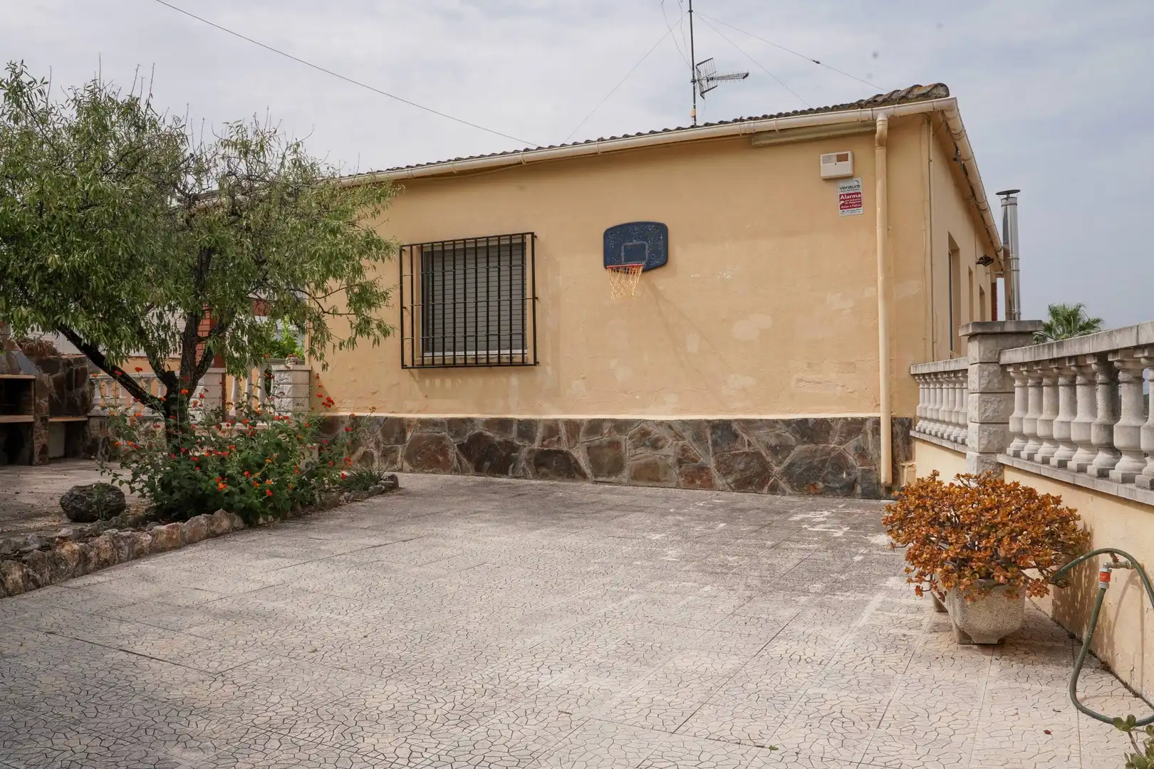 Vista exterior de Casa o xalet en venda en Cunit amb Terrassa, Piscina i Moblat