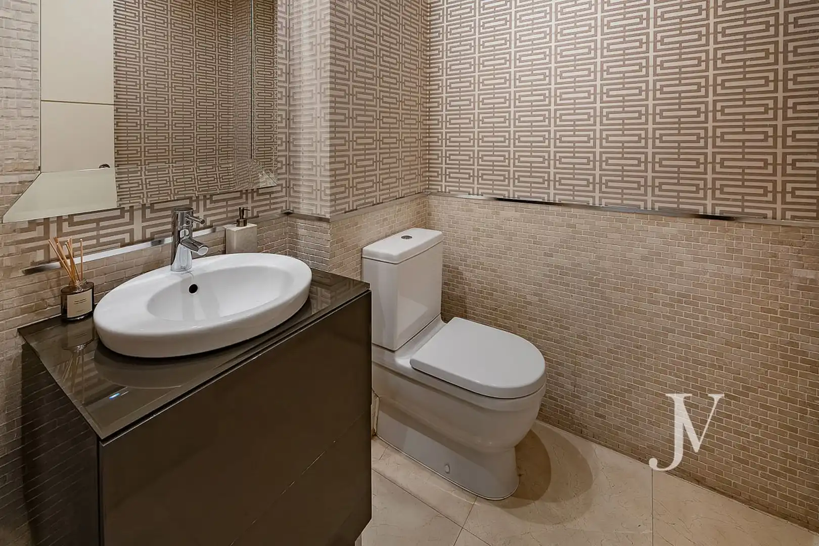 Badezimmer von Einfamilien-Reihenhaus zum Verkauf in Pozuelo de Alarcón mit Klimaanlage, Heizung und Privatgarten
