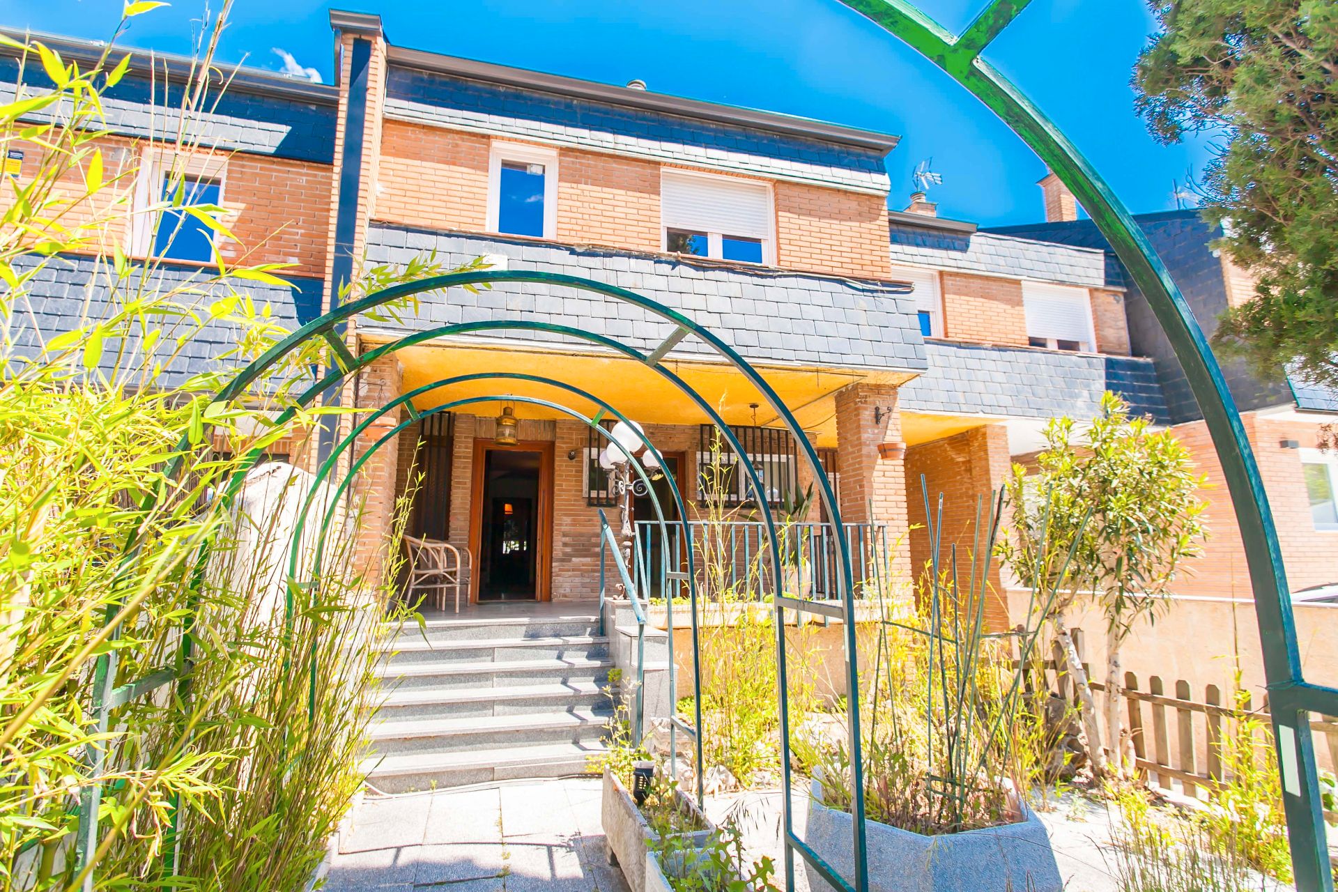 Exterior view of Single-family semi-detached for sale in  Madrid Capital  with Heating, Private garden and Parquet flooring